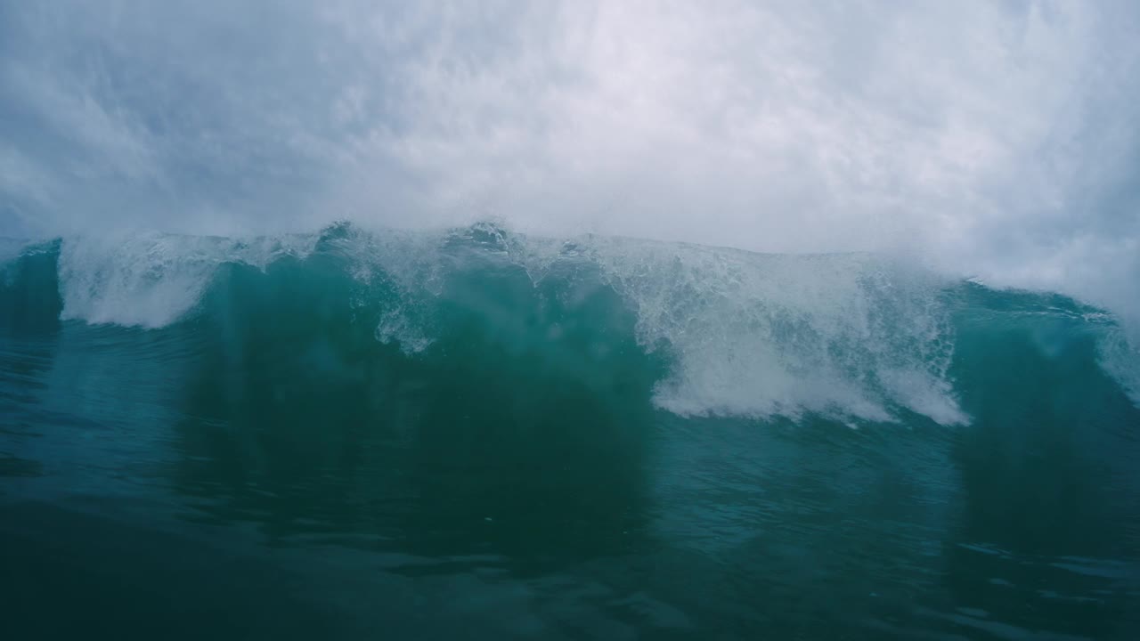 巨大的海浪在镜头中破碎视频素材