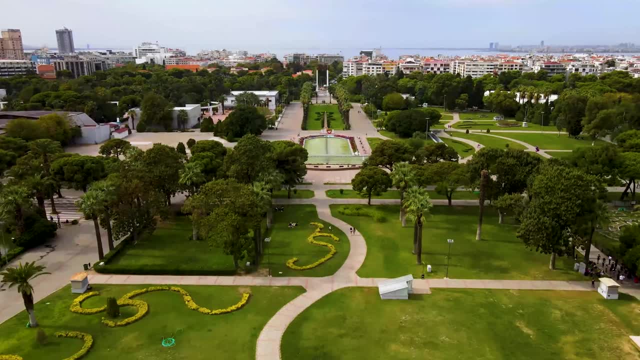 伊兹密尔，土耳其，中央公园鸟瞰图。土耳其伊兹密尔市的无人机照片视频素材