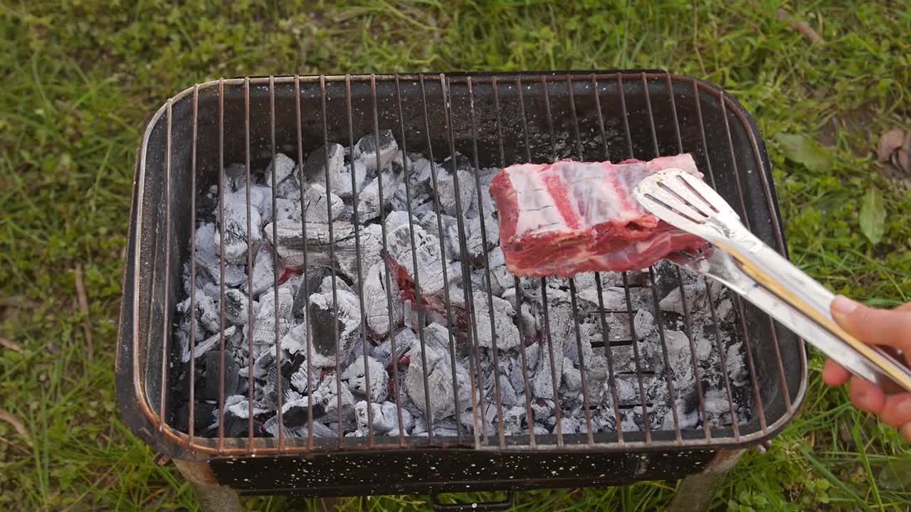 烧烤排骨过程。视频素材