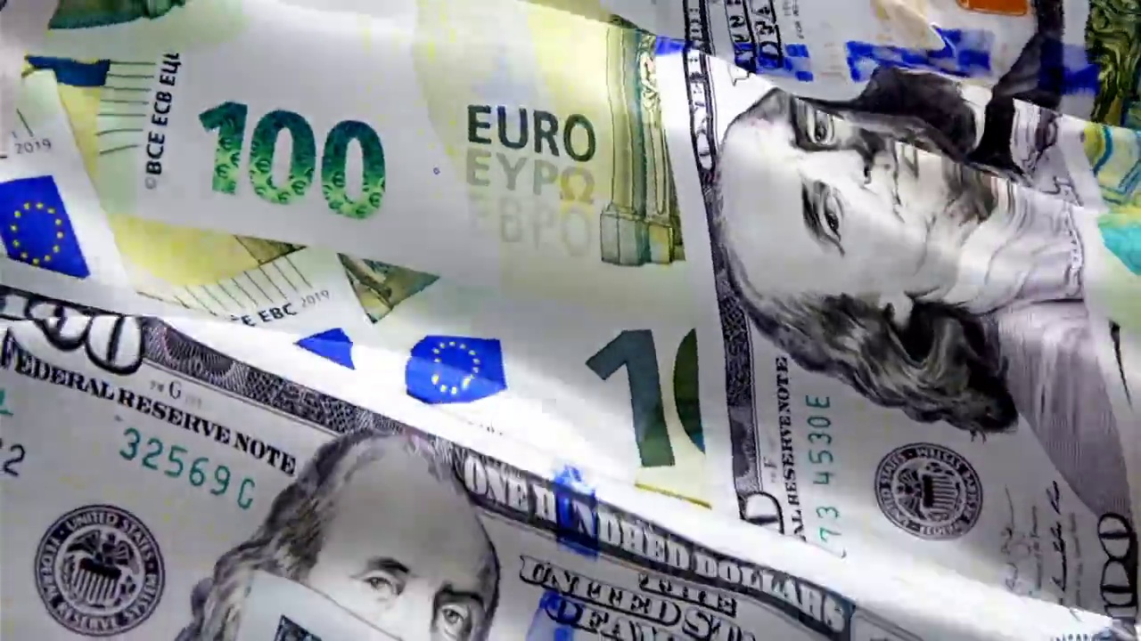 货币背景来自一堆堆100美元和欧元。一堆美元作为背景。背景是现金堆。成堆的美元背景。100美元和欧元钞票视频素材