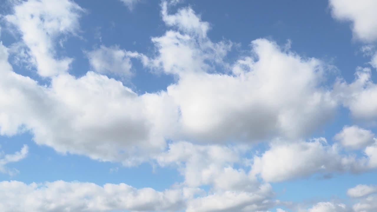 美丽的蓝天和云彩的背景。天空和移动的白云。天气性质夏季背景视频素材