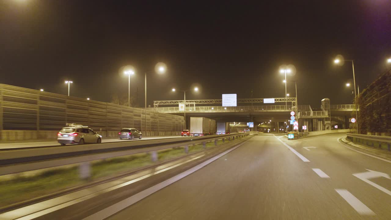 夜晚的城市街道。晚上骑反射视频素材