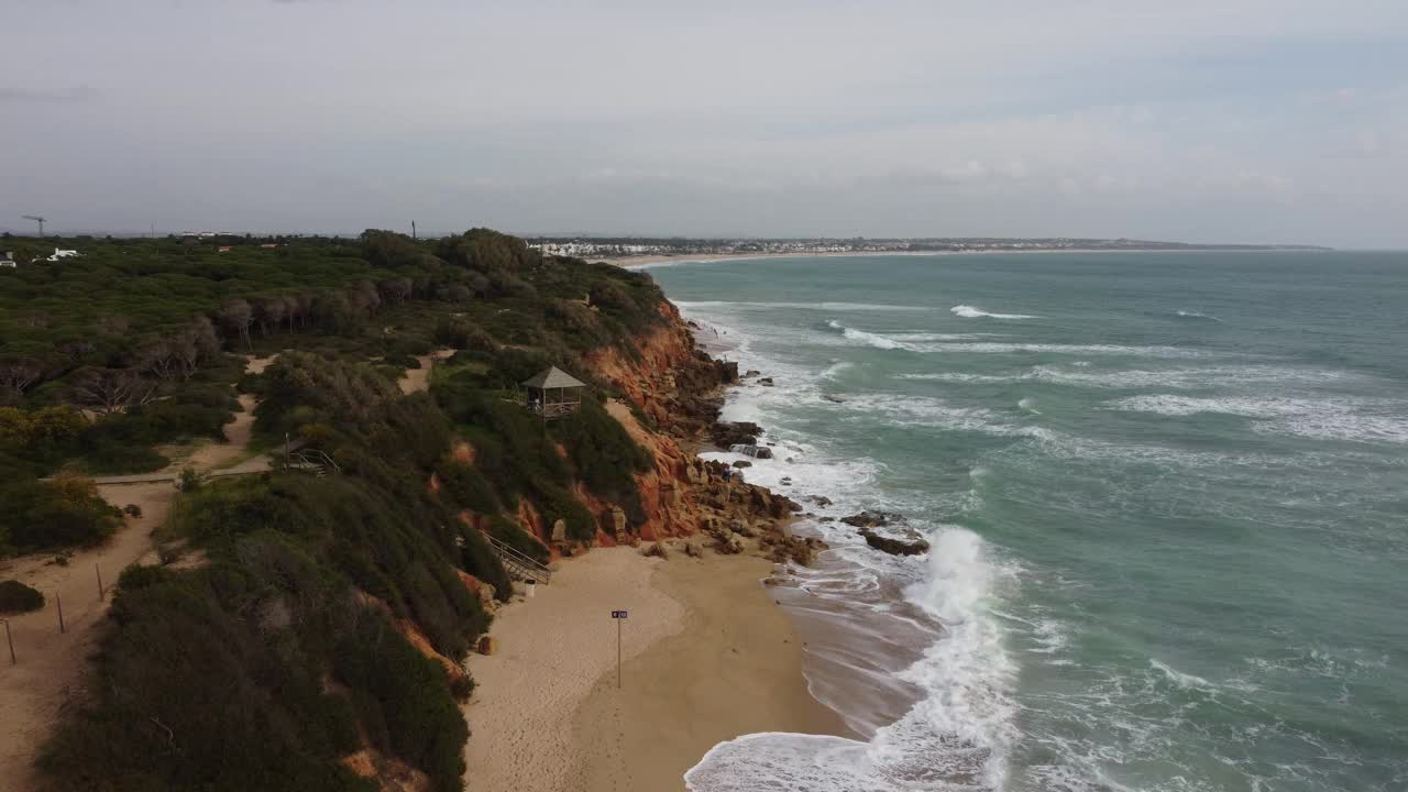 鸟瞰图的海滩与悬崖视频素材