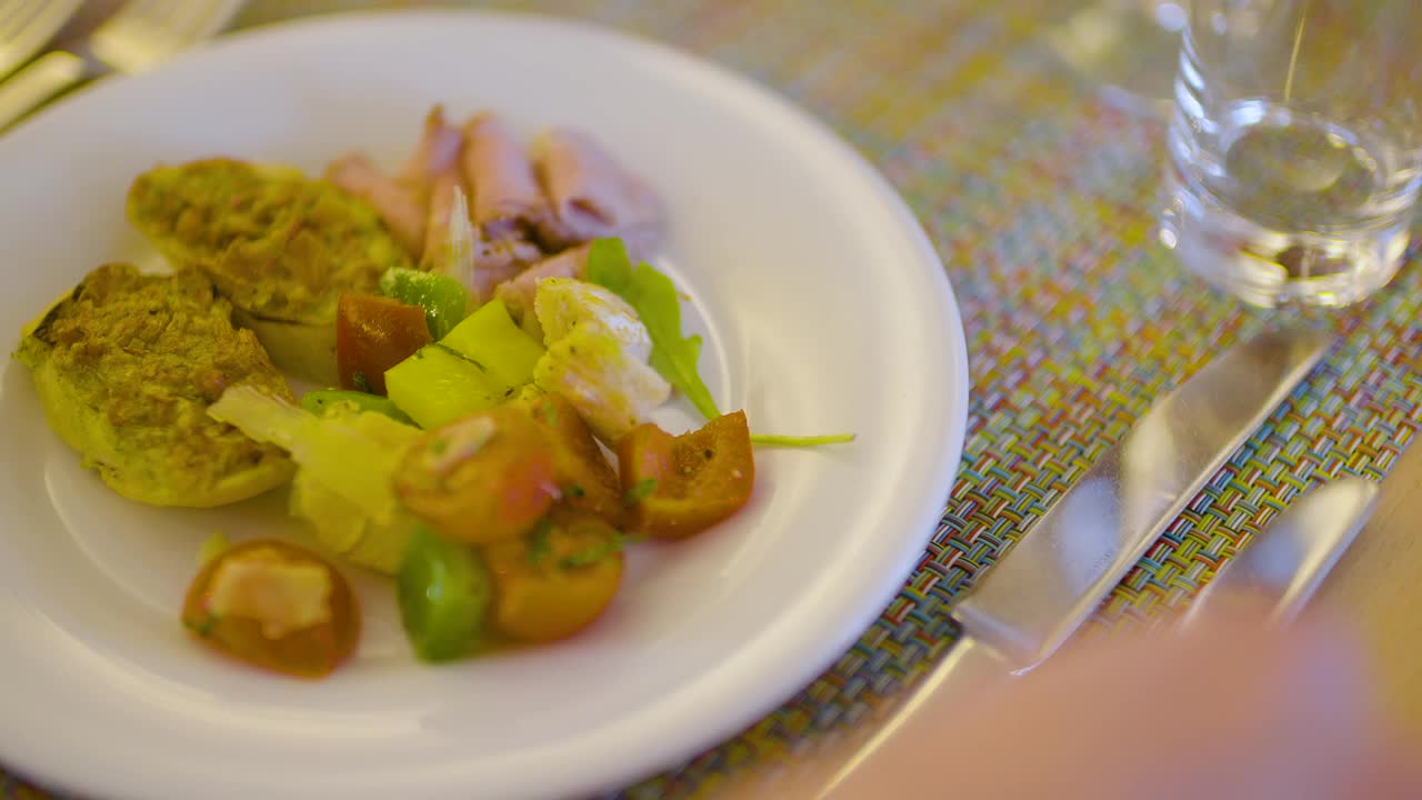 美食家在餐馆吃现成的菜视频素材