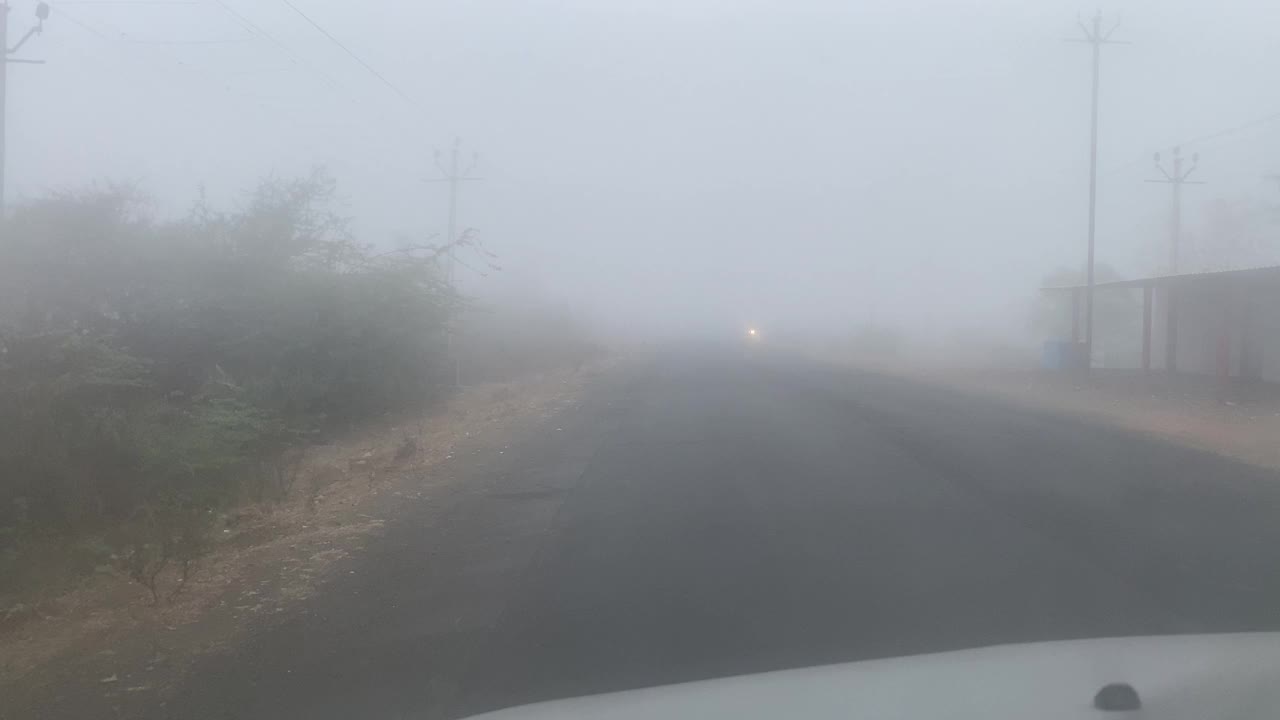 从一辆行驶的汽车里看出去的公路景色视频素材