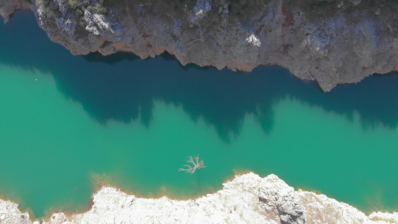 水库清澈碧水与山崖，俯视图。平静的河流，山上绿松石般的河水。令人难以置信的山地景观。自然美视频素材