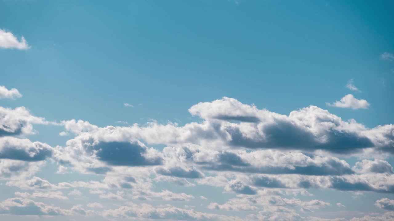 积云在蓝色戏剧性的天空，卷云空间中移动的时间视频素材