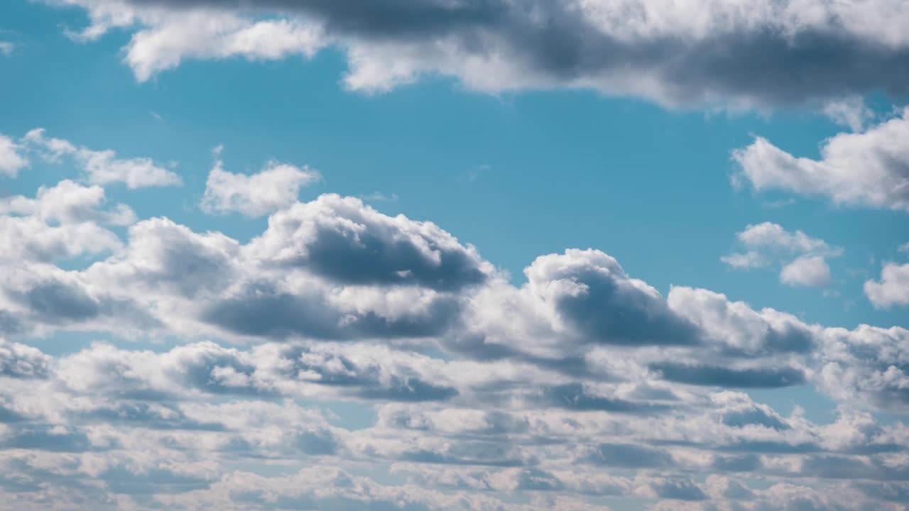 积云在蓝色戏剧性的天空，卷云空间中移动的时间视频素材