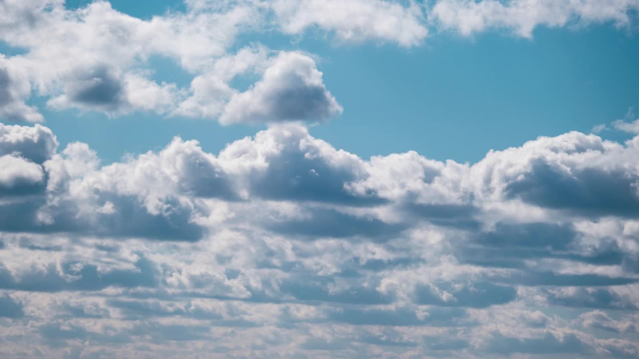 积云在蓝色戏剧性的天空，卷云空间中移动的时间视频素材