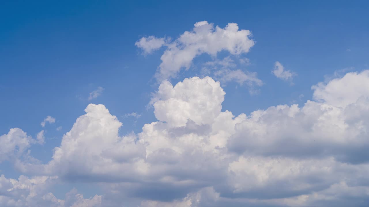 美丽的夏季积雨云在蓝色的天空中流动在延时摄影视频素材