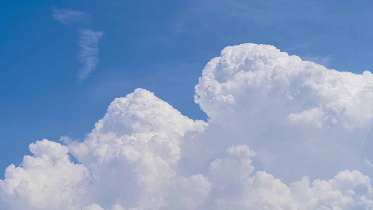 美丽的夏季积雨云在蓝色的天空中流动在延时摄影视频素材