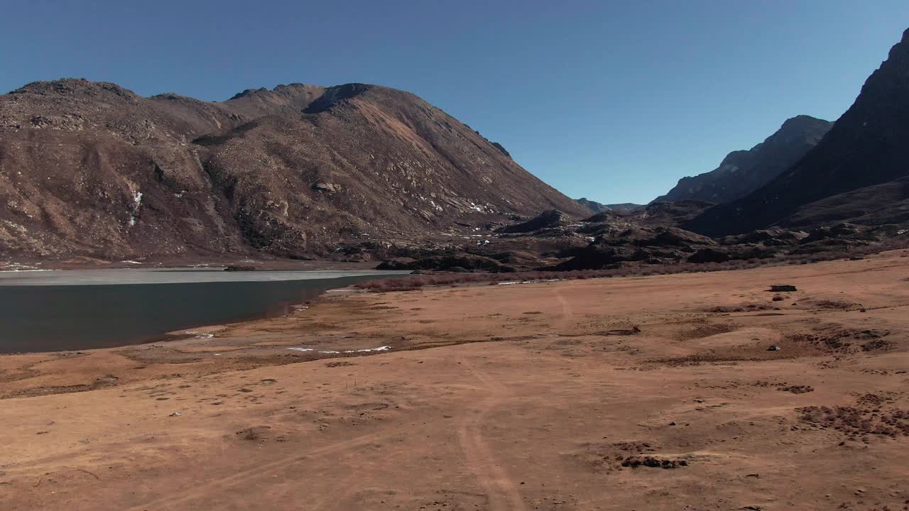 4K无人机镜头:高原和山脉鸟瞰图视频素材