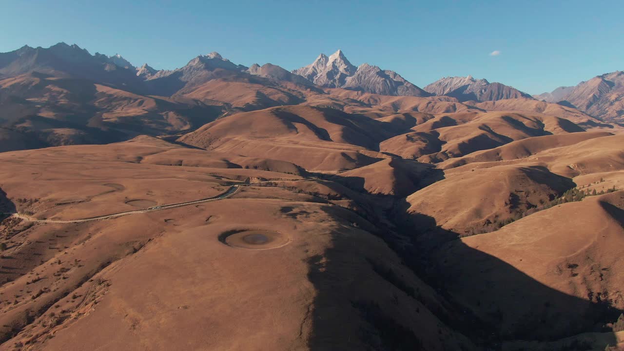 4K无人机镜头:高原和山脉鸟瞰图视频素材