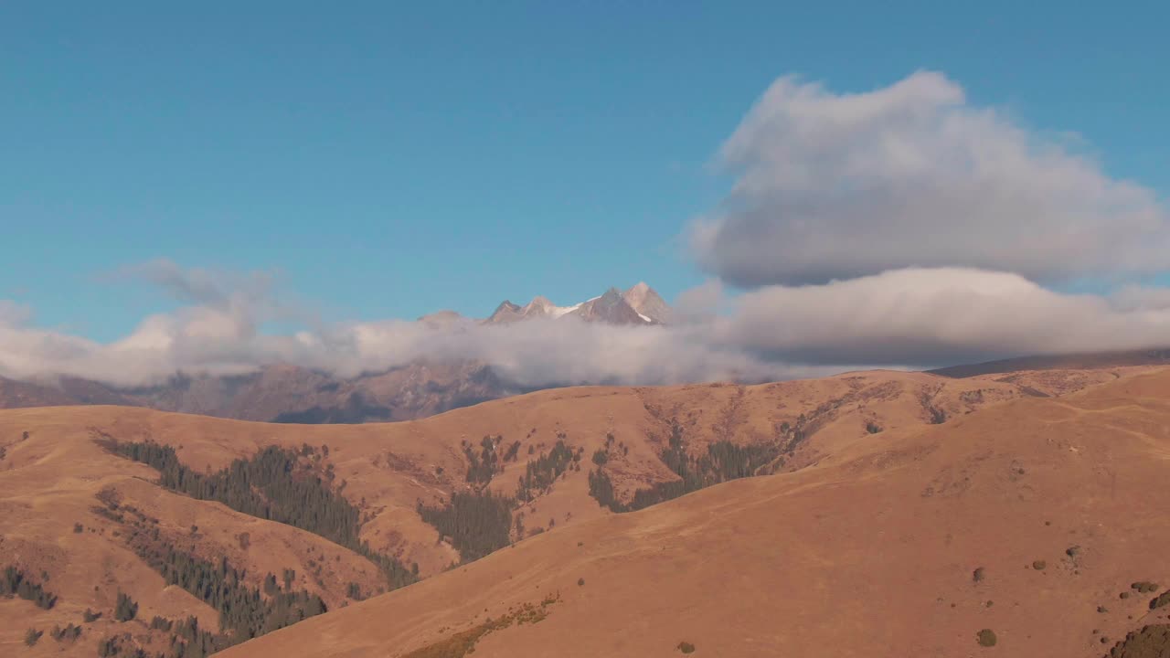 4K无人机镜头:高原和山脉鸟瞰图视频素材