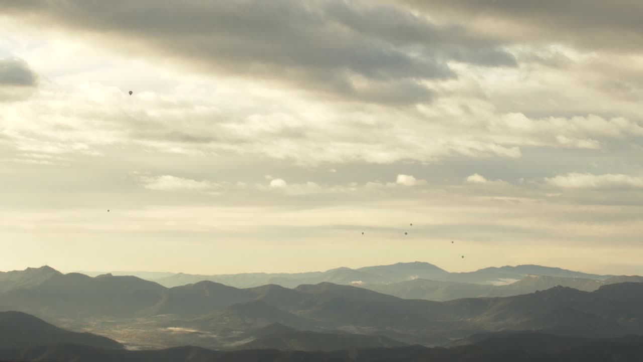 时光流逝在山上，La garroxa (Girona)在背景中视频素材