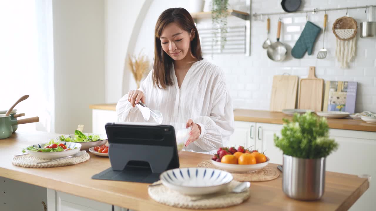 母女俩在厨房里做沙拉视频素材