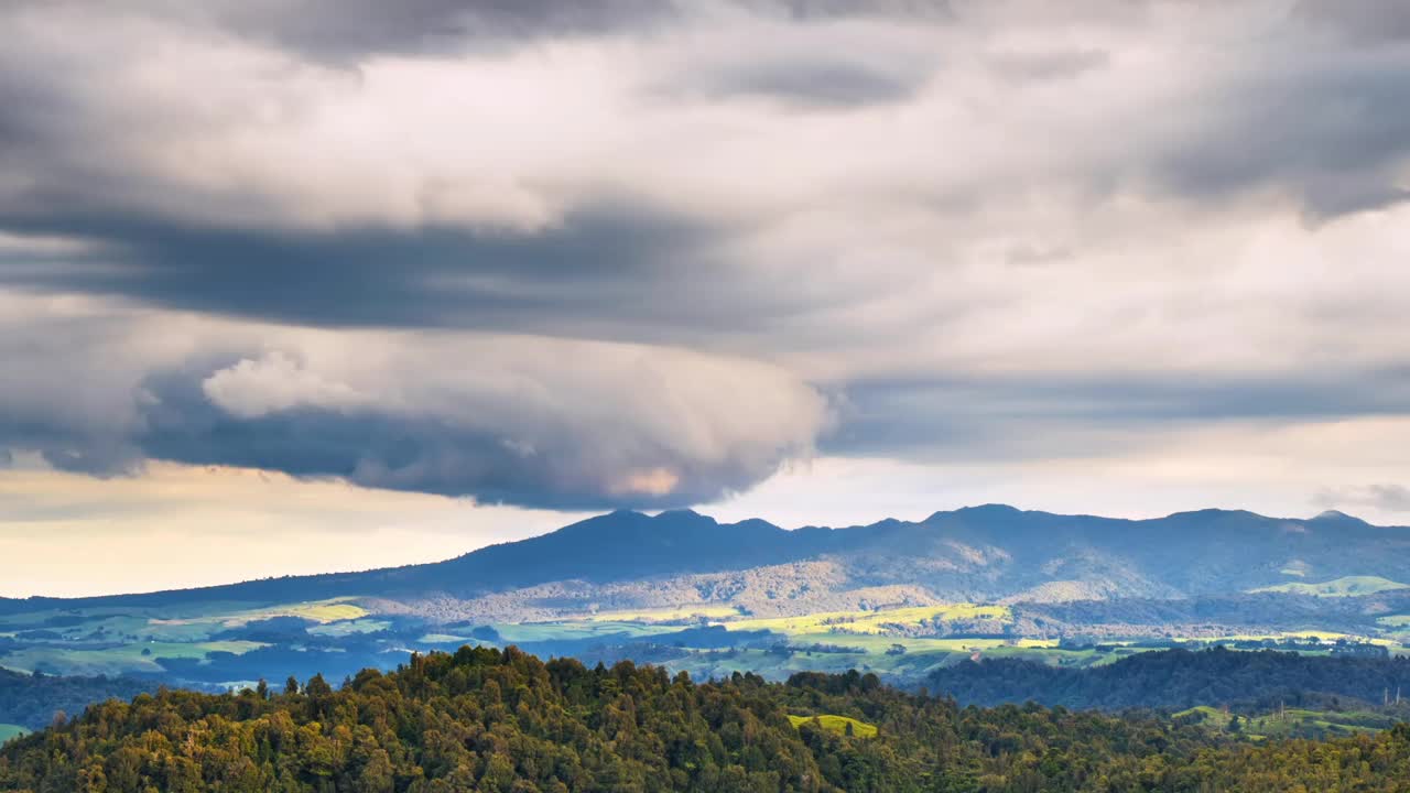 戏剧性的暴风雨云天空运动在新西兰野生山脉自然在夏季傍晚景观时间流逝视频素材