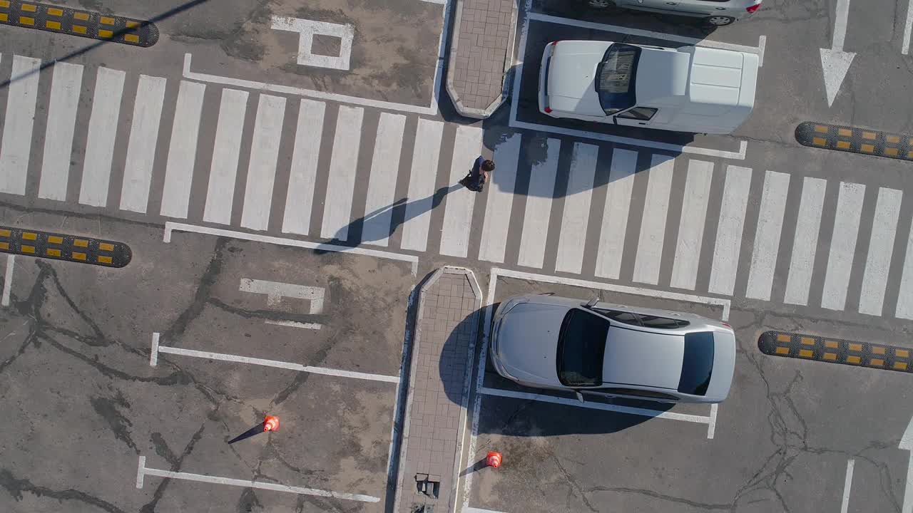 跨度超过一个停车场与汽车，停车场附近的商店俯视图视频素材