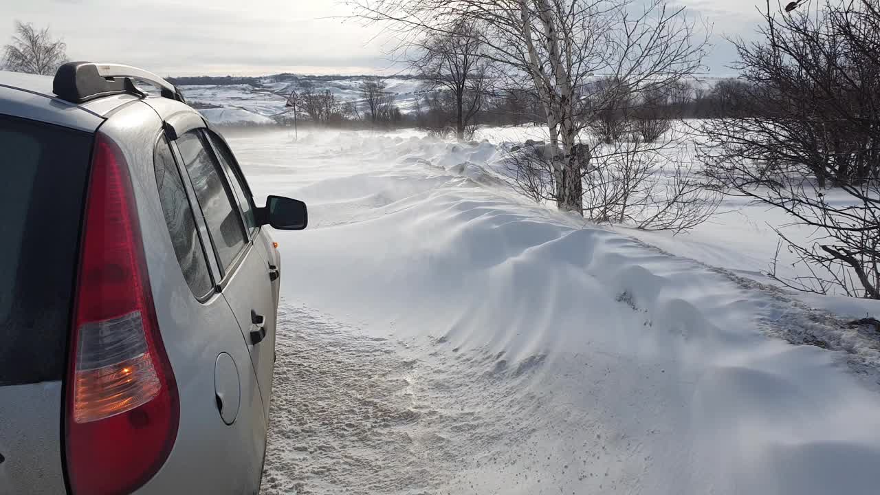 高速公路上有暴风雪，冬天路边有破车视频素材