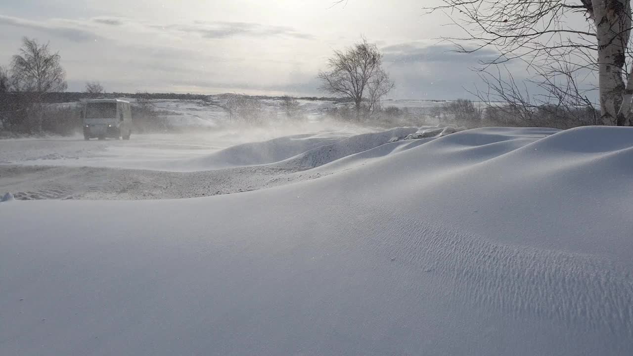 暴风雪在高速公路上，阳光照耀在下雪的冬日，全球寒流袭来视频素材