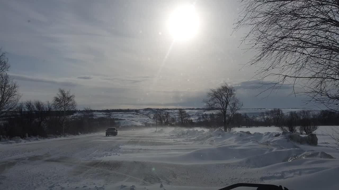 公路上的暴风雪，气候变化，冬季公路上的汽车行驶视频素材