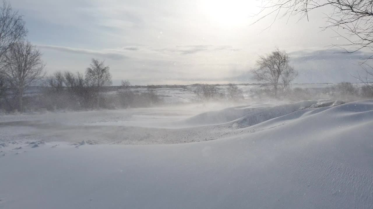 暴风雪在高速公路上，阳光照耀在下雪的冬日，全球寒流袭来视频素材