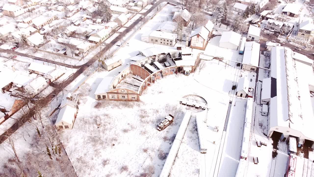 用无人机拍摄被雪覆盖的旧火车车库。被遗弃的蒸汽机车。视频素材