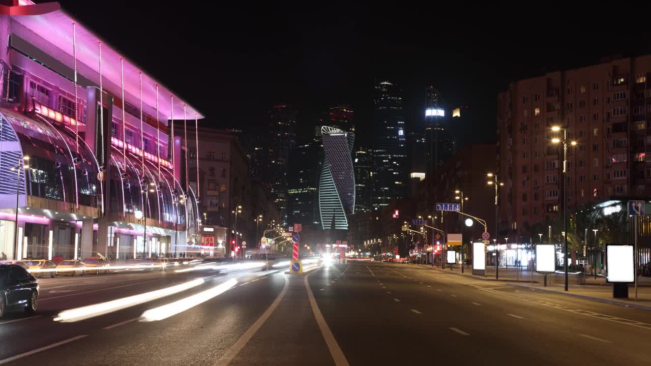 夜间城市高速公路上的交通视频素材