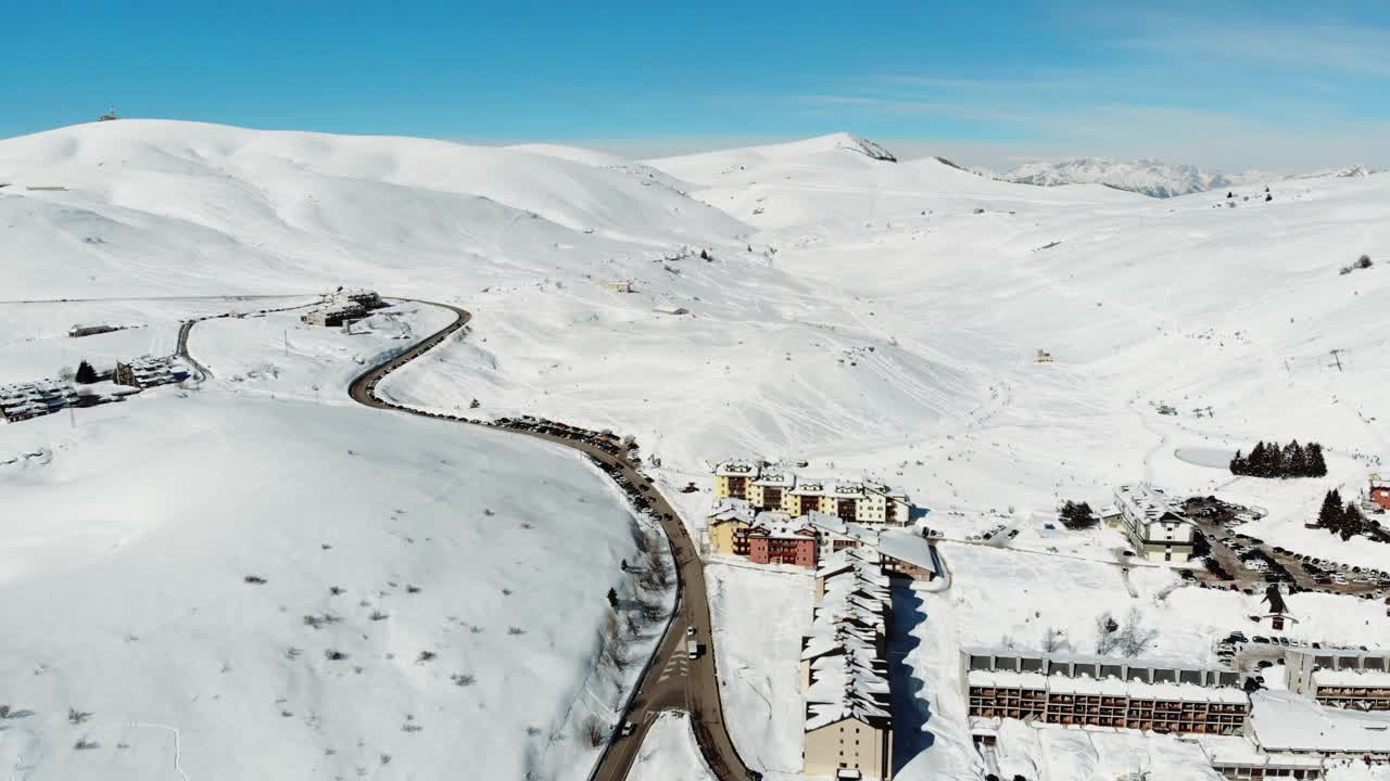 意大利阿尔卑斯山的鸟瞰图，山上有雪。视频素材