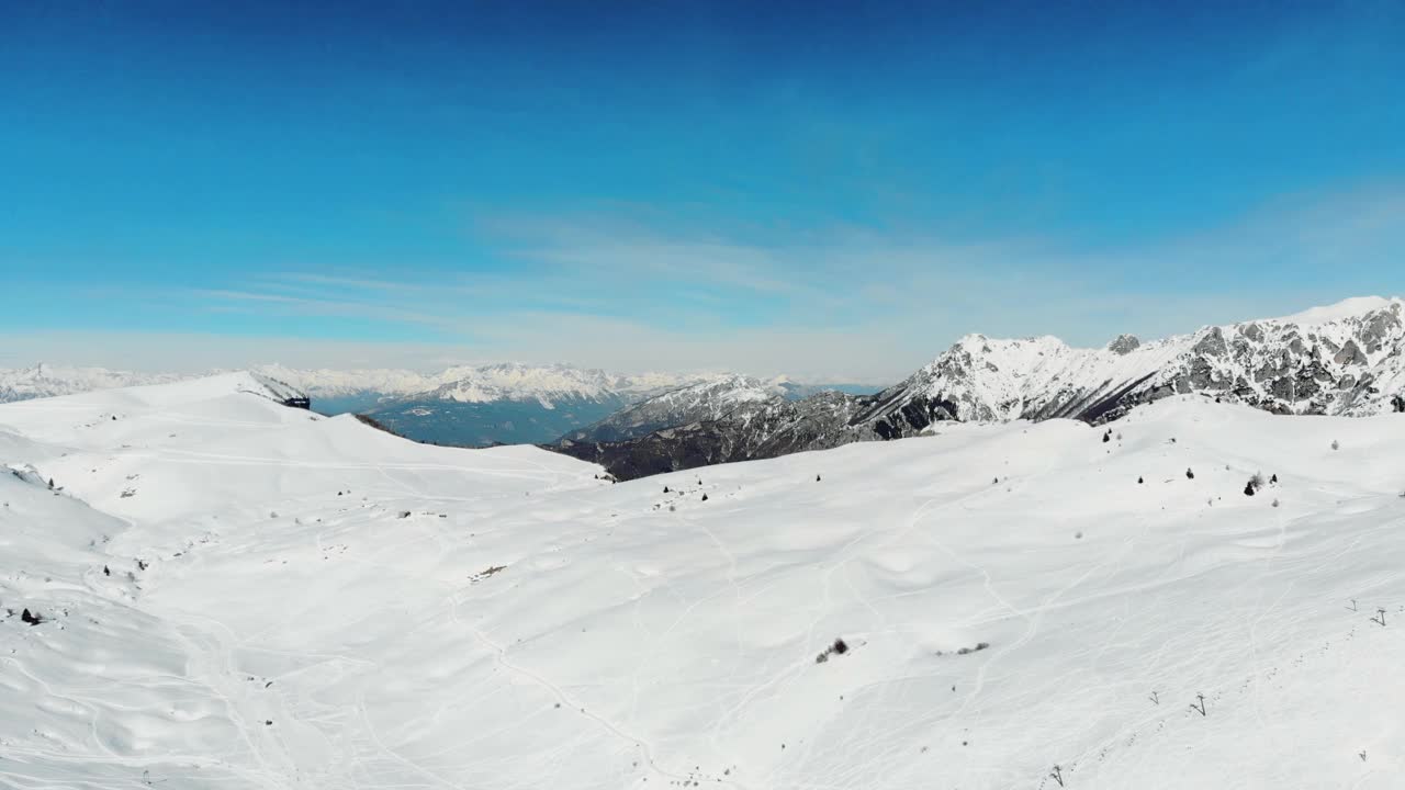 意大利阿尔卑斯山的鸟瞰图，山上有雪。视频素材