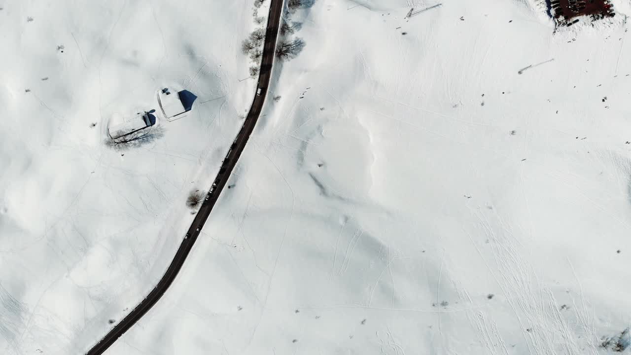 意大利阿尔卑斯山的鸟瞰图，山上有雪。视频素材