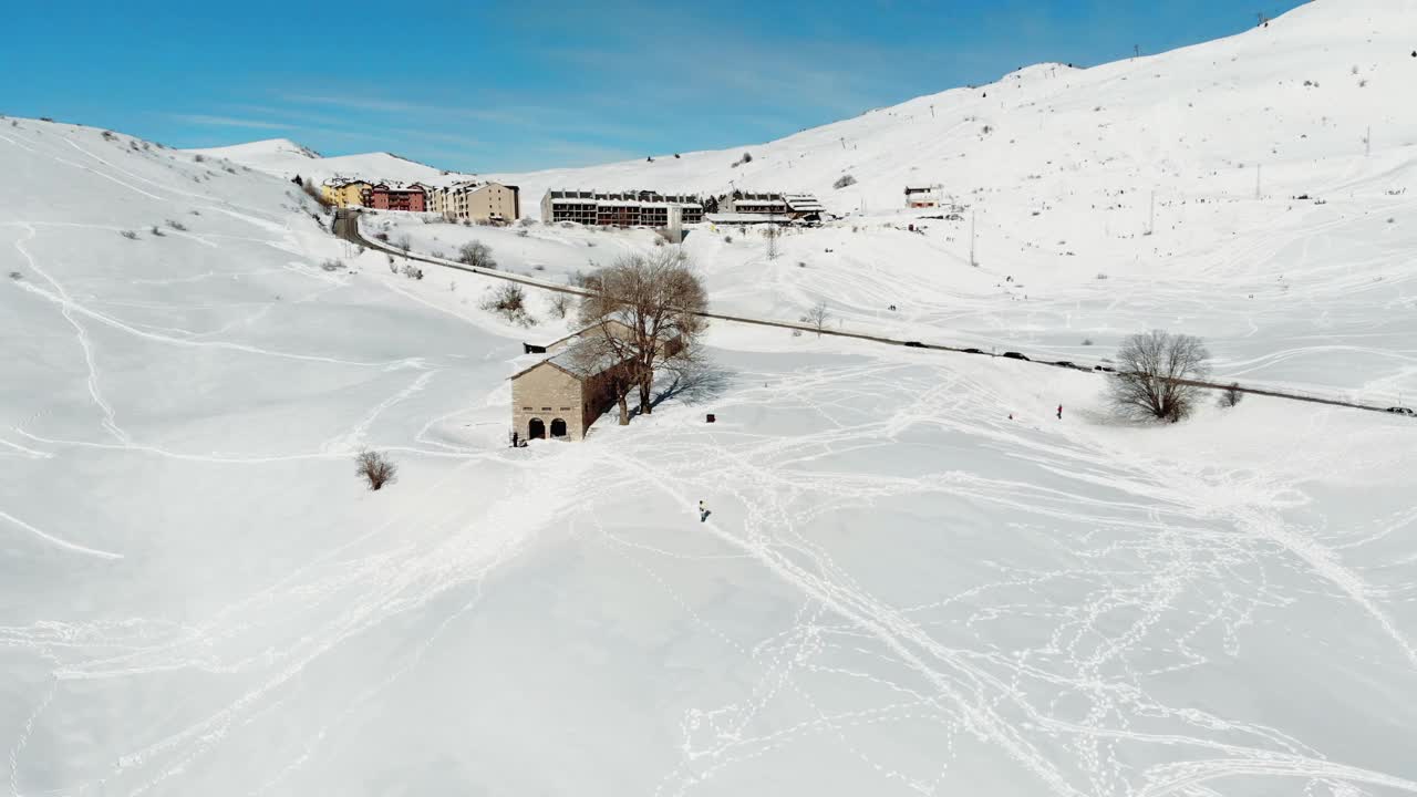 意大利阿尔卑斯山的鸟瞰图，山上有雪。视频素材