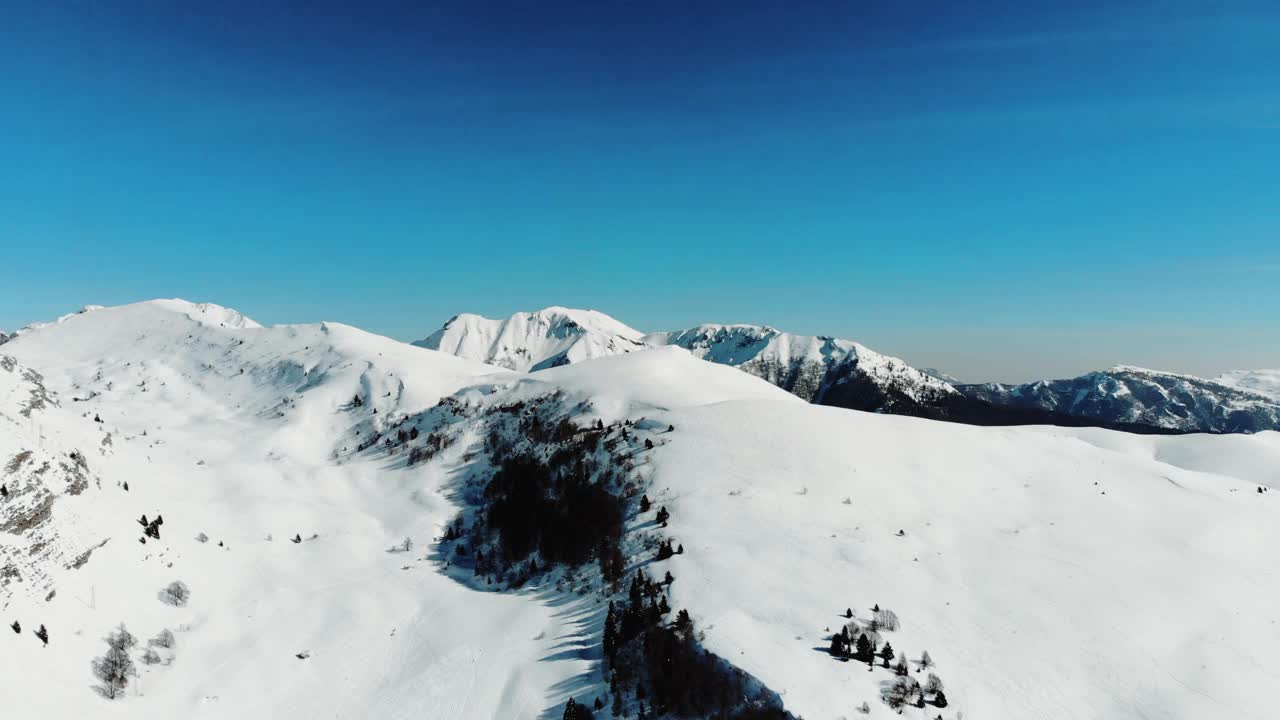 意大利阿尔卑斯山的鸟瞰图，山上有雪。视频素材