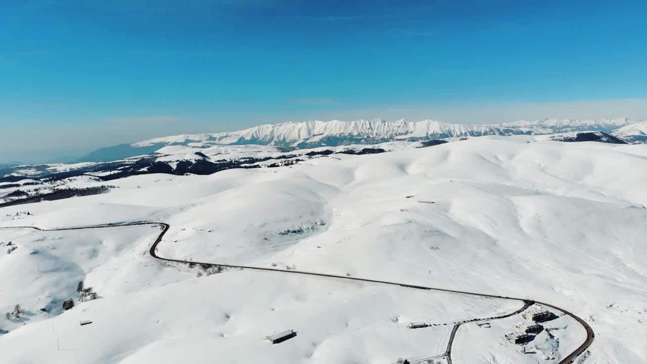 意大利阿尔卑斯山的鸟瞰图，山上有雪。视频素材