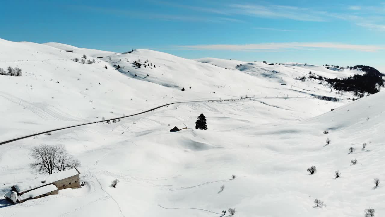 意大利阿尔卑斯山的鸟瞰图，山上有雪。视频素材