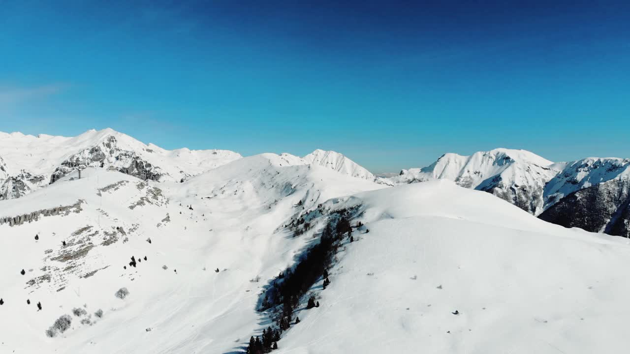 意大利阿尔卑斯山的鸟瞰图，山上有雪。视频素材