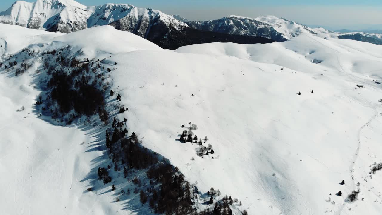 意大利阿尔卑斯山的鸟瞰图，山上有雪。视频素材