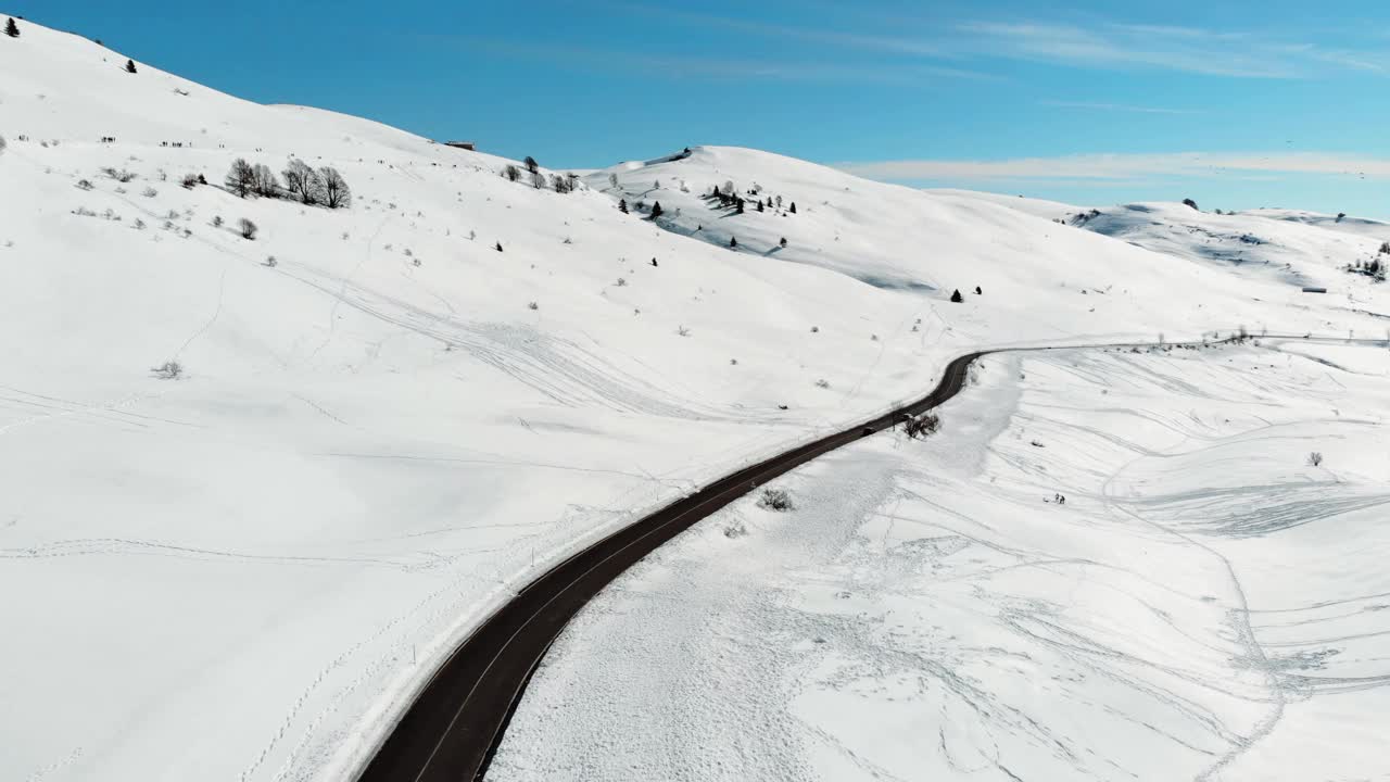 意大利阿尔卑斯山的鸟瞰图，山上有雪。视频素材