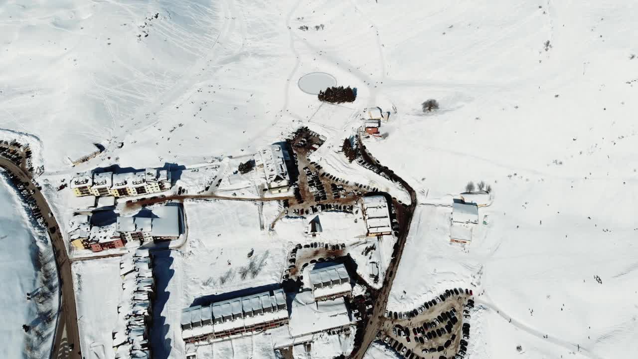 意大利阿尔卑斯山的鸟瞰图，山上有雪。视频素材