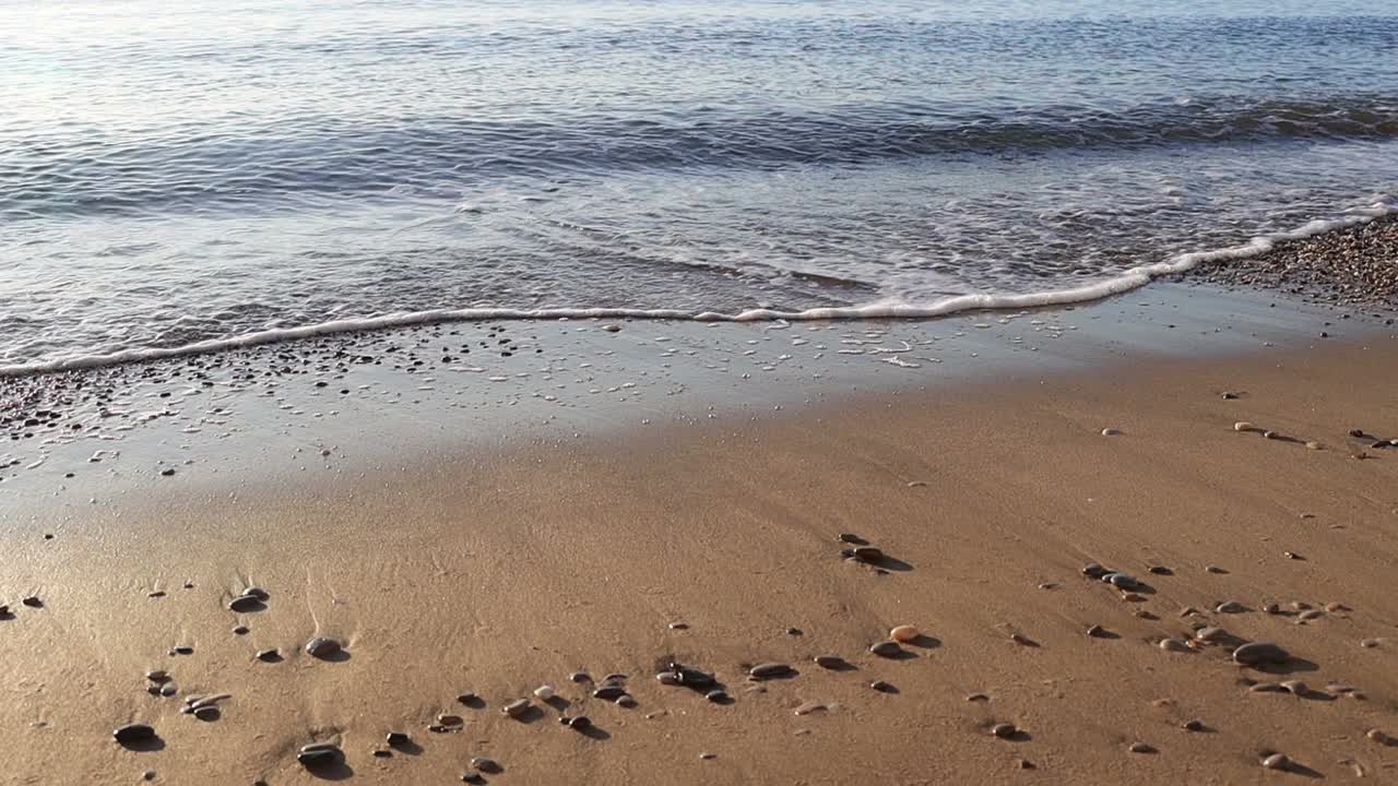 海岸附近的海浪-慢镜头。视频素材