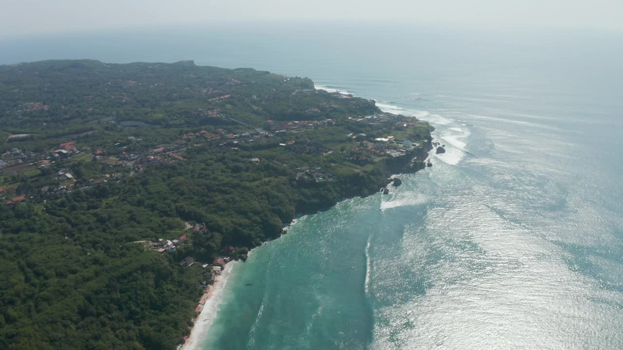 巴厘岛热带海岸线豪宅鸟瞰图。巴厘岛海岸线的全景，郁郁葱葱的绿色植被和海边的沙滩视频素材