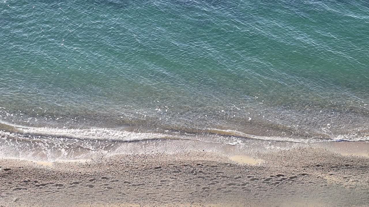 海岸附近的海浪-慢镜头。视频素材