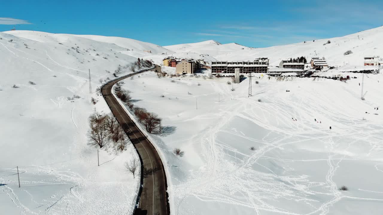 意大利阿尔卑斯山的鸟瞰图，山上有雪。视频素材