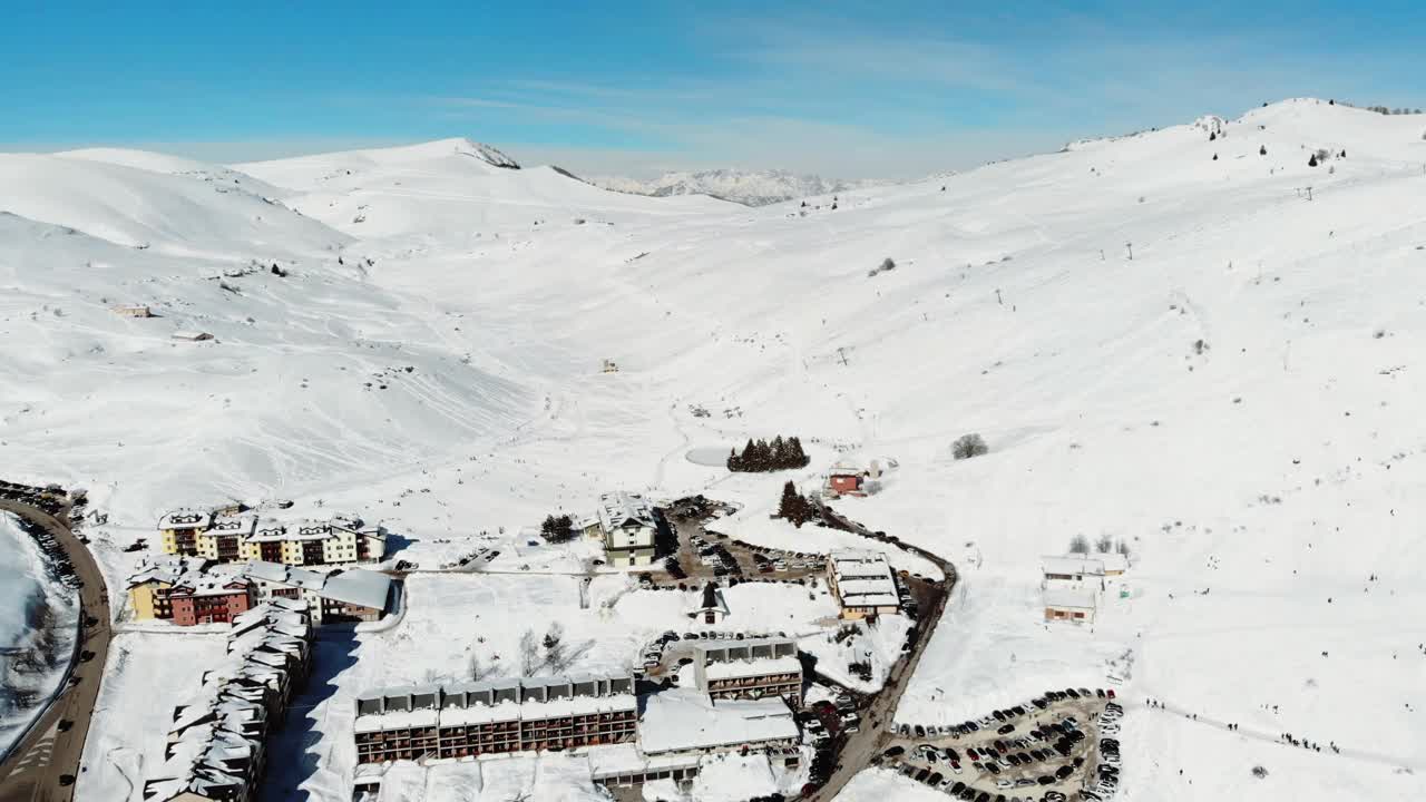 意大利阿尔卑斯山的鸟瞰图，山上有雪。视频素材