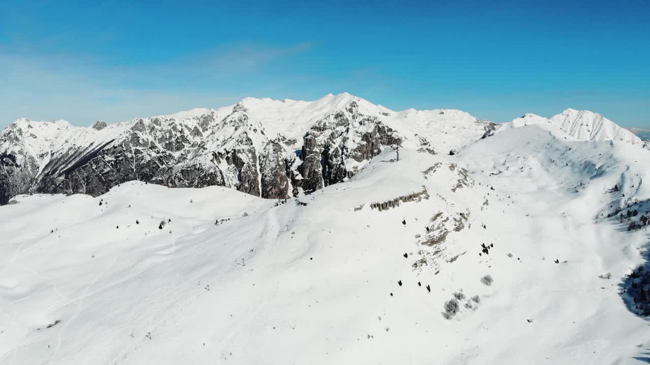 意大利阿尔卑斯山的鸟瞰图，山上有雪。视频素材