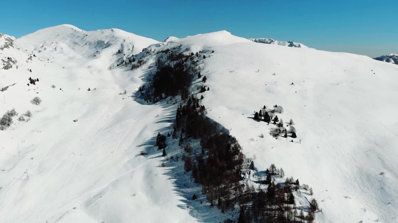 意大利阿尔卑斯山的鸟瞰图，山上有雪。视频素材