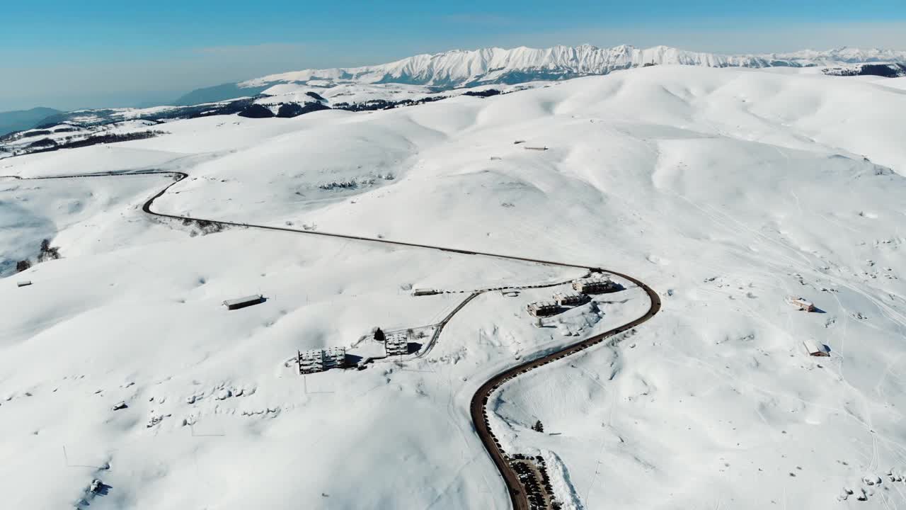 意大利阿尔卑斯山的鸟瞰图，山上有雪。视频素材