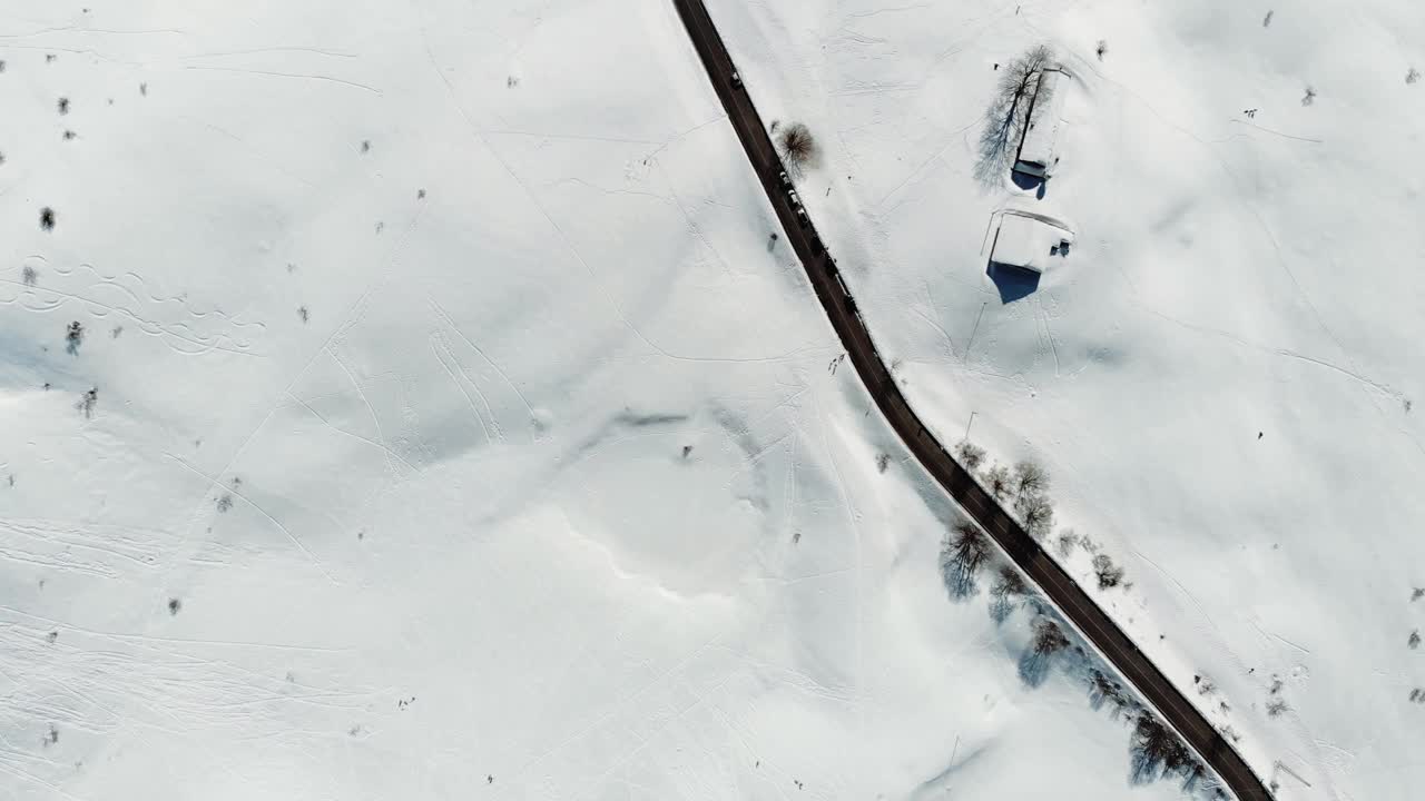 意大利阿尔卑斯山的鸟瞰图，山上有雪。视频素材