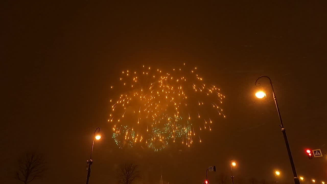 夜空中一圈圈的烟花视频素材