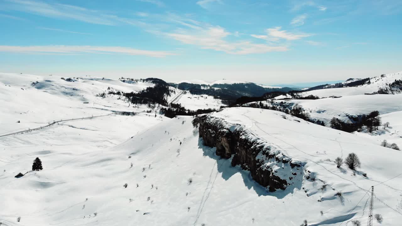 意大利阿尔卑斯山的鸟瞰图，山上有雪。视频素材